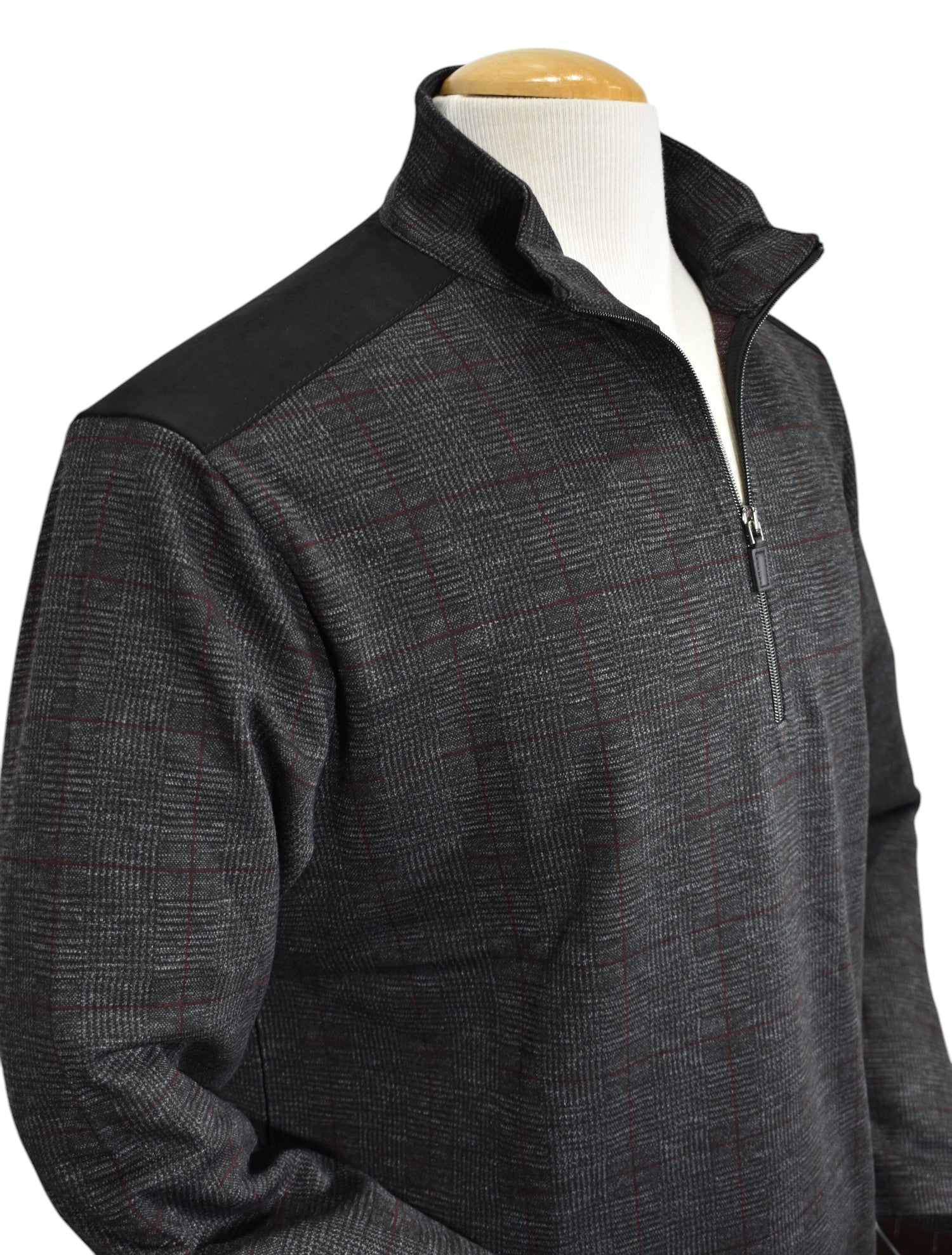 Experience luxury and comfort with the Marcello Sir William Plain Quarter Zip.