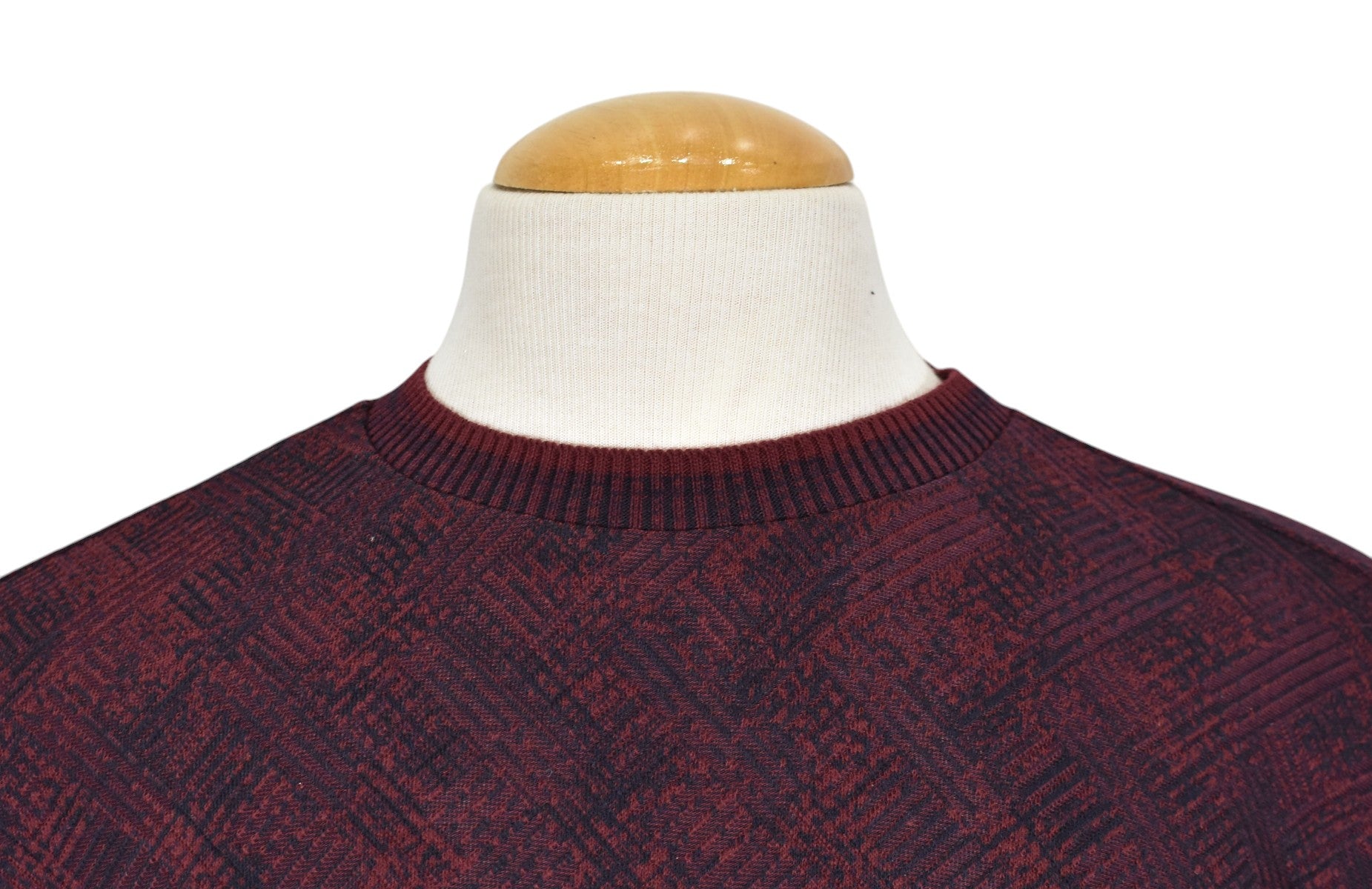 Indulge in luxury and style with our Marcello Hampton Wine Crew Neck sweater.