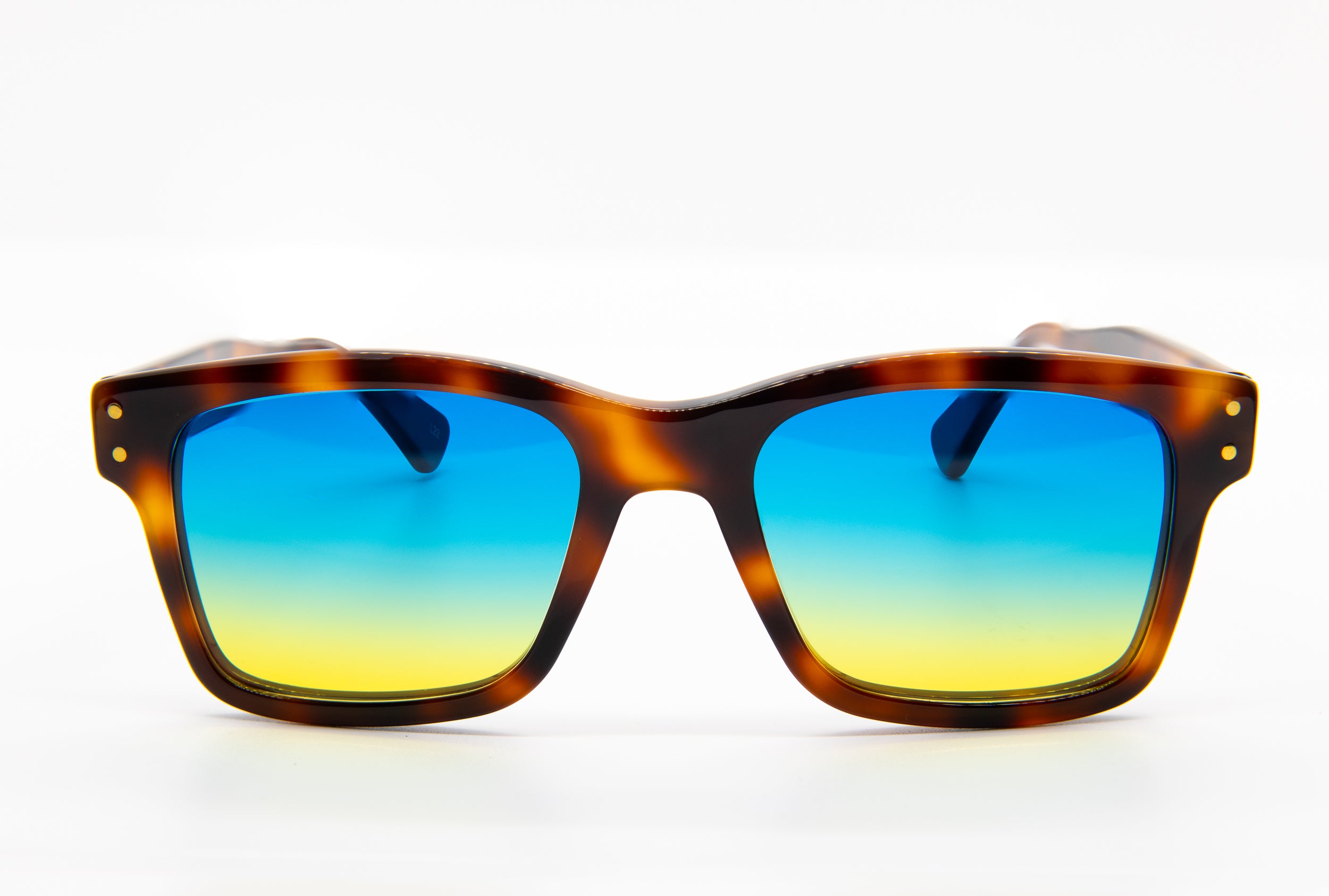 Erato 2 is ideal for those seeking a classic look with a modern edge. Fashion sunglasses made in Italy, offered by Marcello.