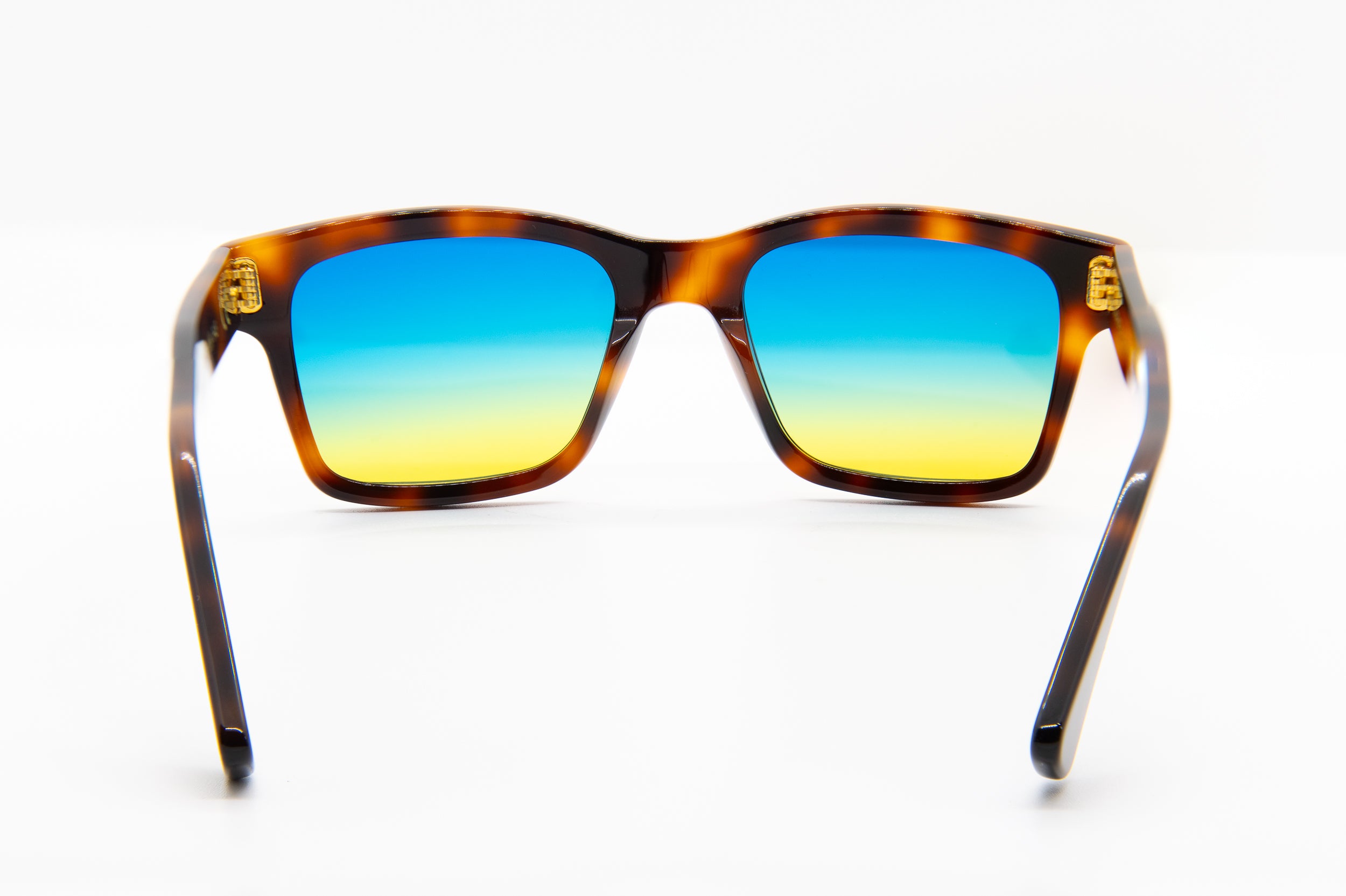 Erato 2 is ideal for those seeking a classic look with a modern edge. Fashion sunglasses made in Italy, offered by Marcello.