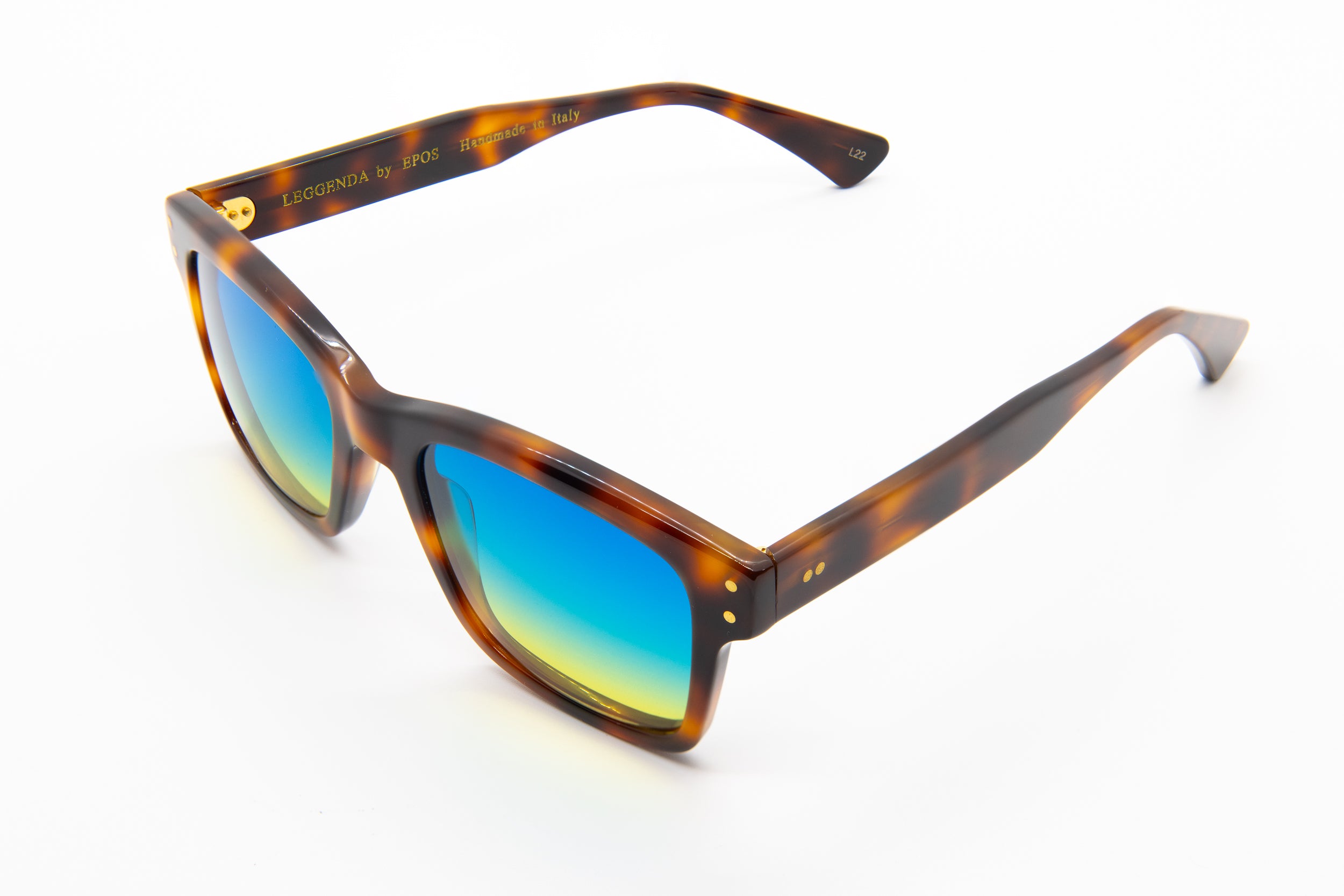 Erato 2 is ideal for those seeking a classic look with a modern edge. Fashion sunglasses made in Italy, offered by Marcello.