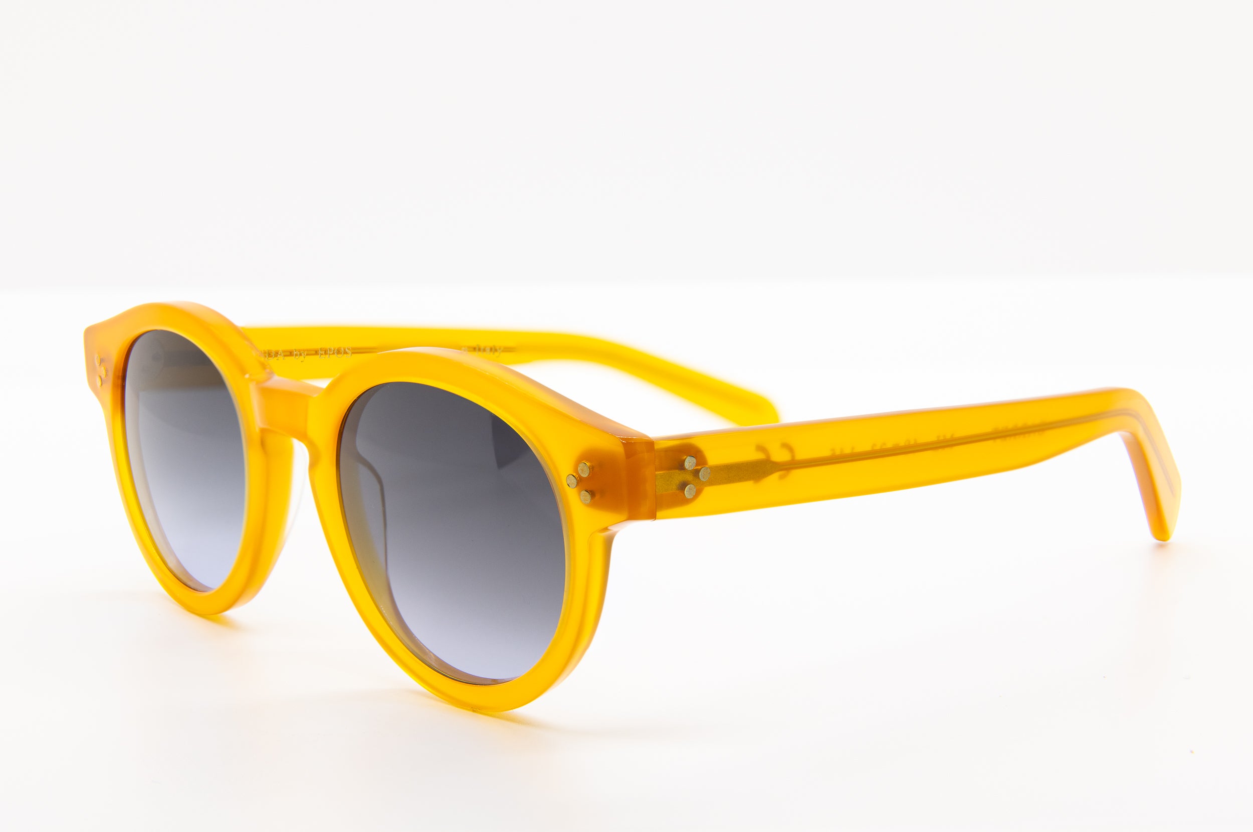 Cool Italian sunglasses Ideal for those who appreciate subtle sophistication and clean lines. Offered by Marcello.