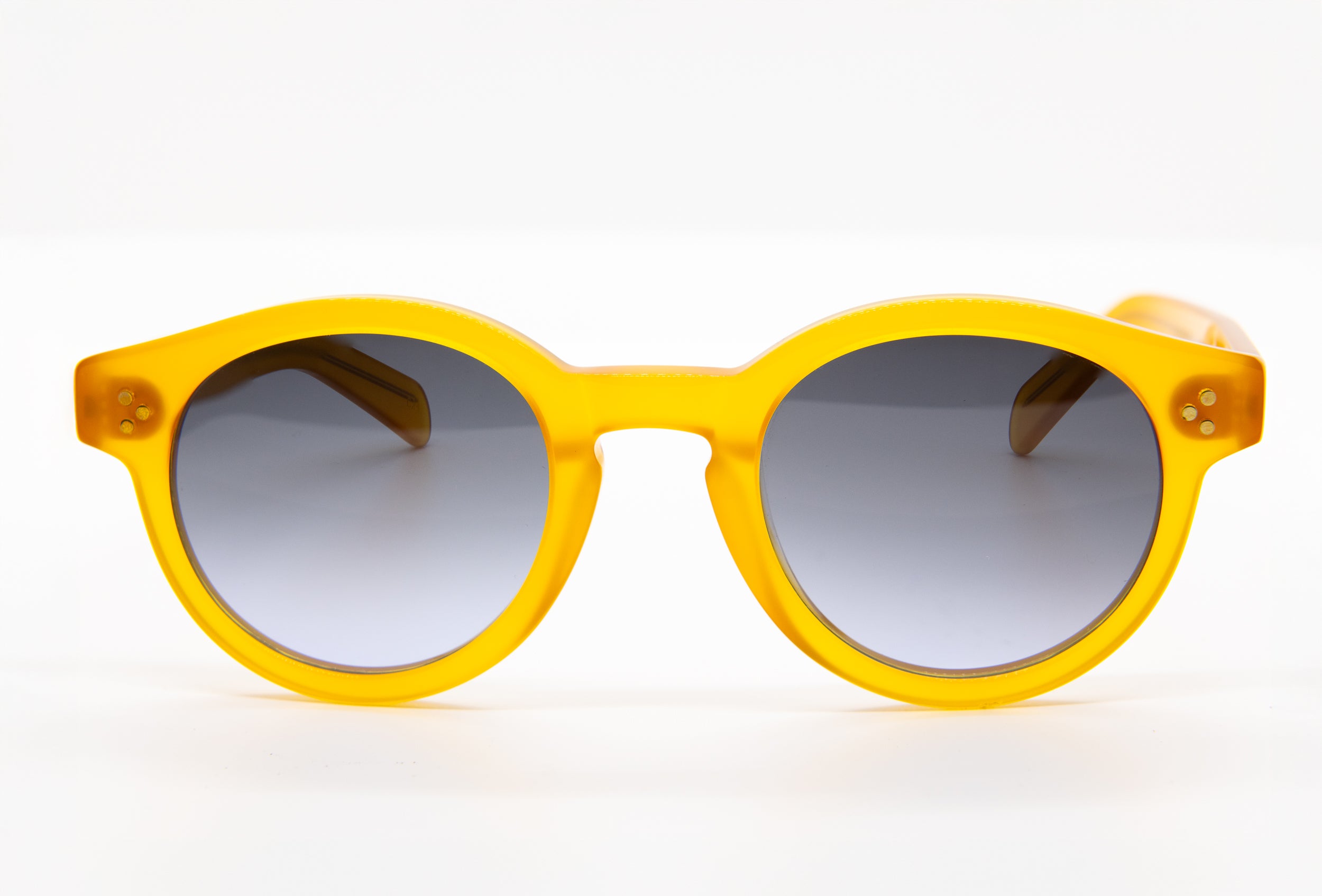 Cool Italian sunglasses Ideal for those who appreciate subtle sophistication and clean lines. Offered by Marcello.