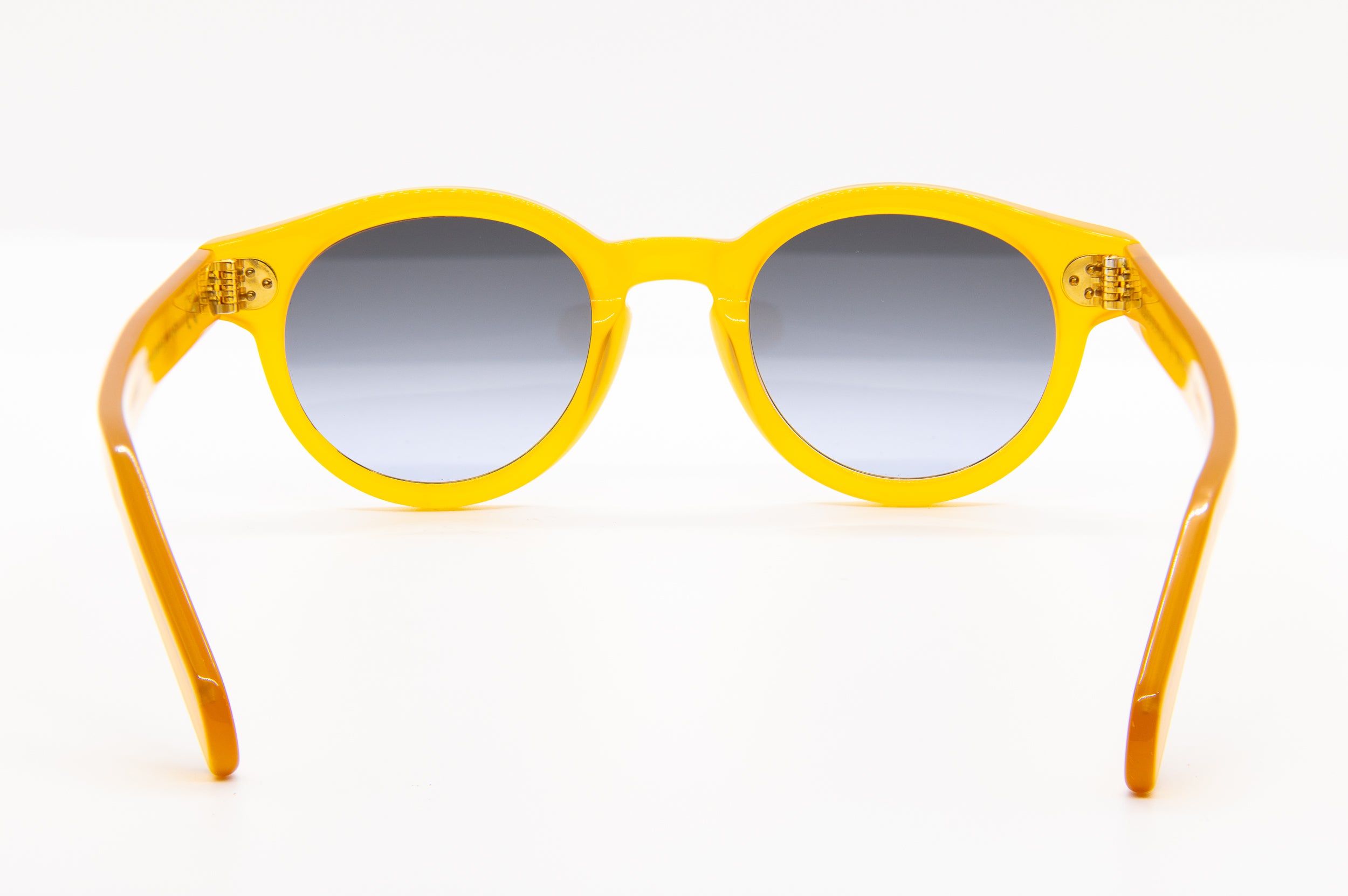 Cool Italian sunglasses Ideal for those who appreciate subtle sophistication and clean lines. Offered by Marcello.