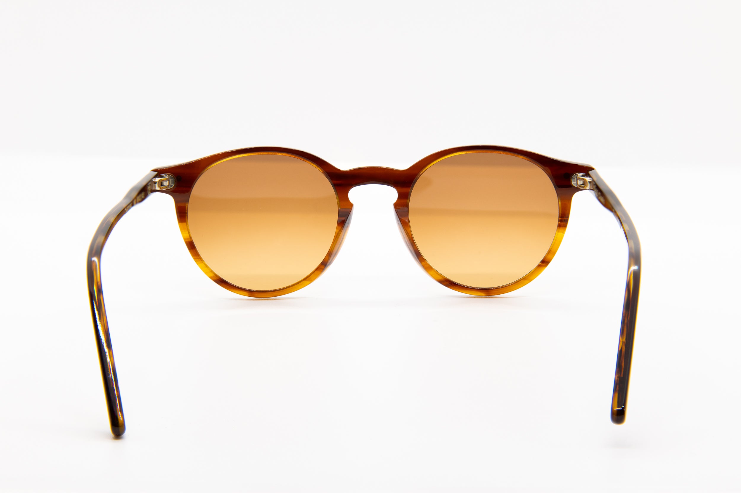 The Castore model from EPOS Milano is a perfect blend of vintage structure and contemporary elegance. Offered by Marcello.