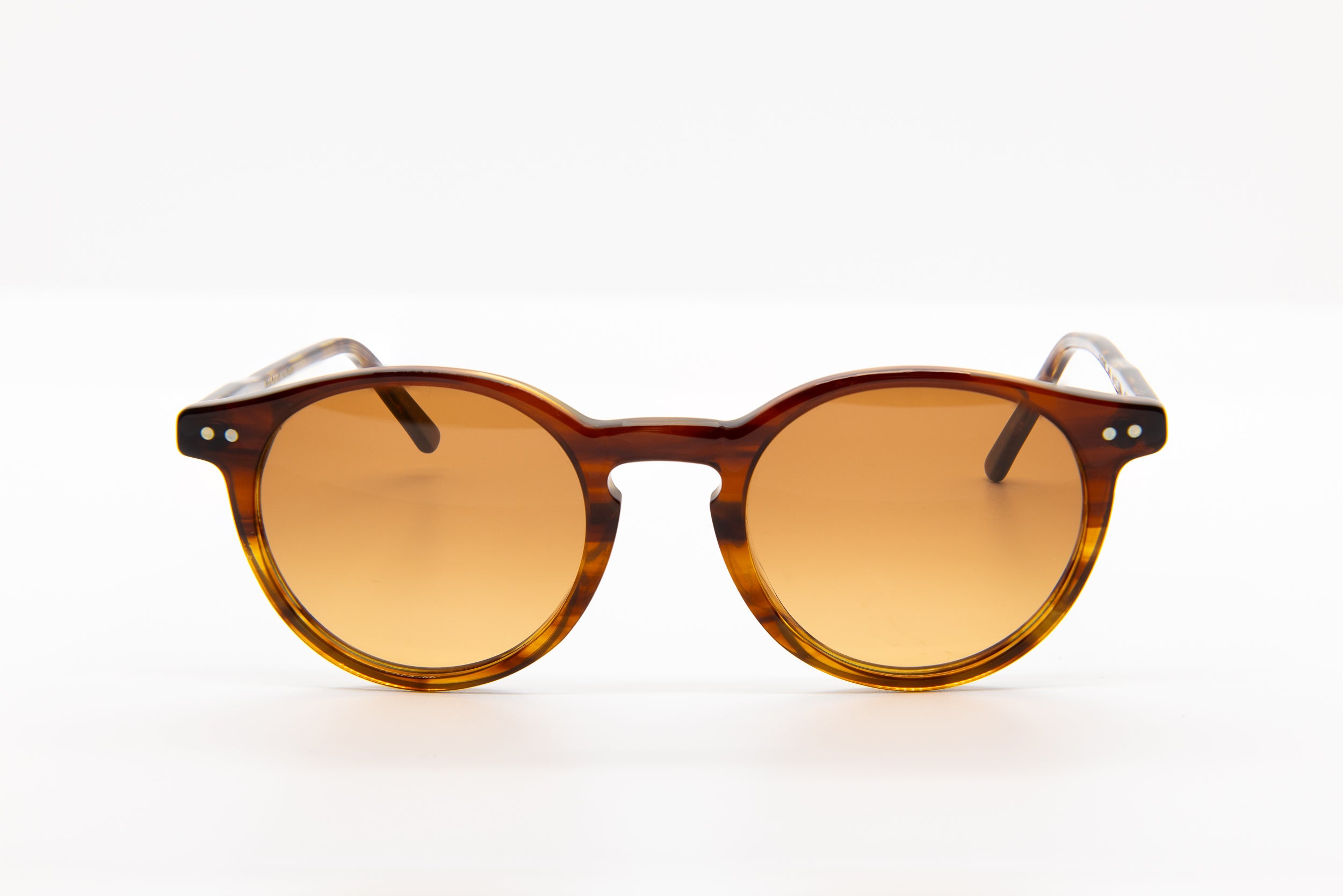 The Castore model from EPOS Milano is a perfect blend of vintage structure and contemporary elegance. Offered by Marcello.