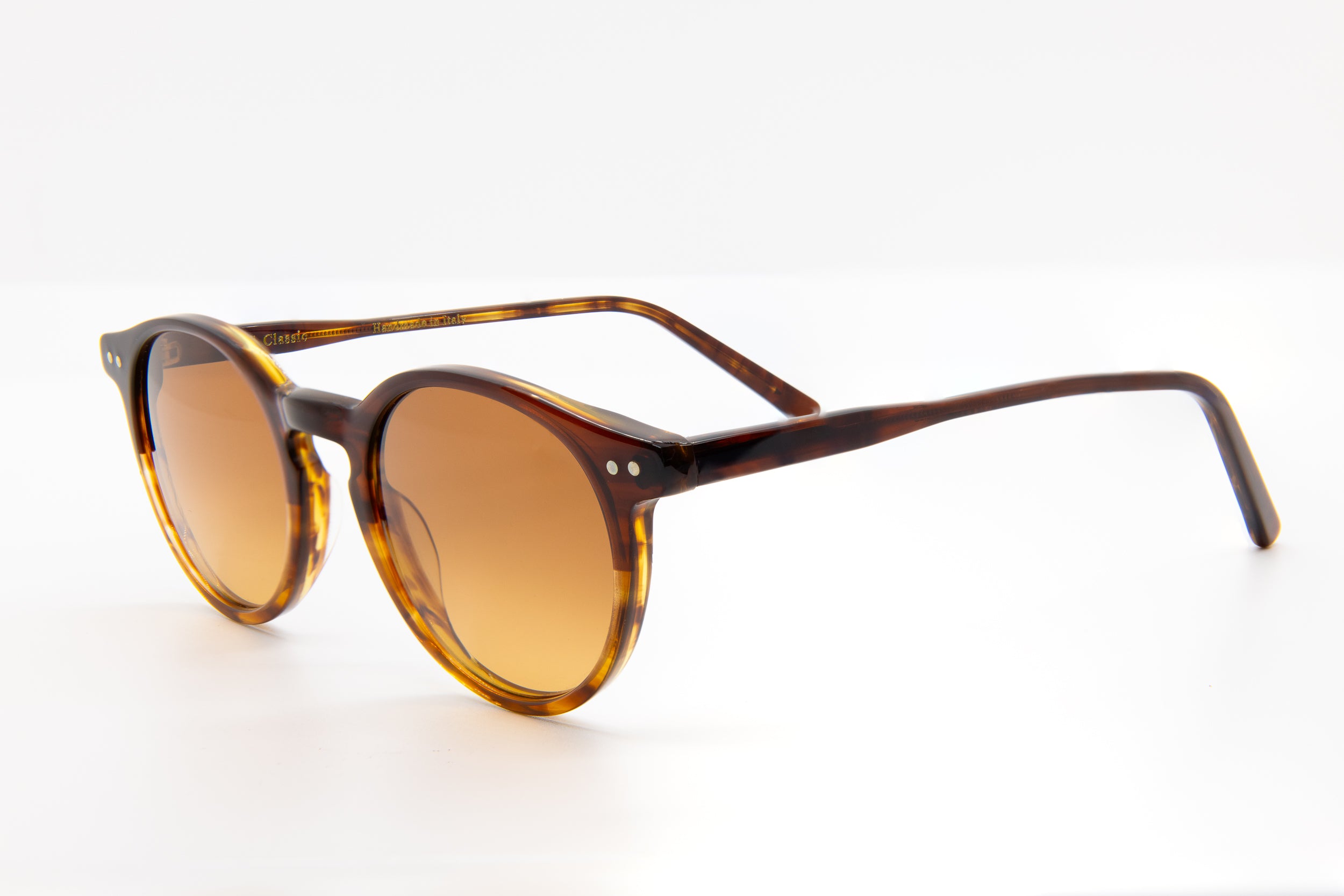 The Castore model from EPOS Milano is a perfect blend of vintage structure and contemporary elegance. Offered by Marcello.