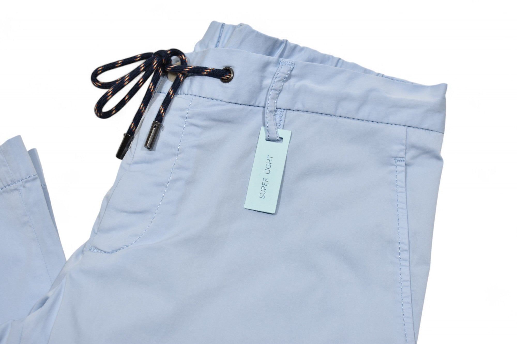 Alberto's refined casual pant strikes the perfect balance between functionality and elegance with its lightweight summer fabric.