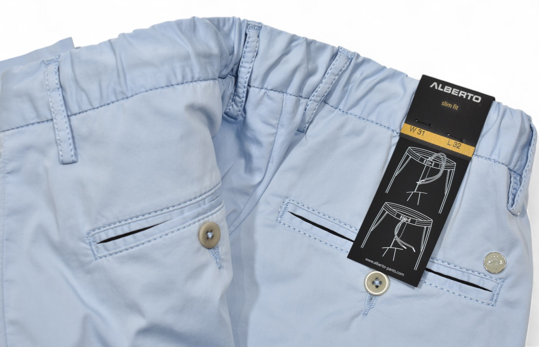 Alberto's refined casual pant strikes the perfect balance between functionality and elegance with its lightweight summer fabric.