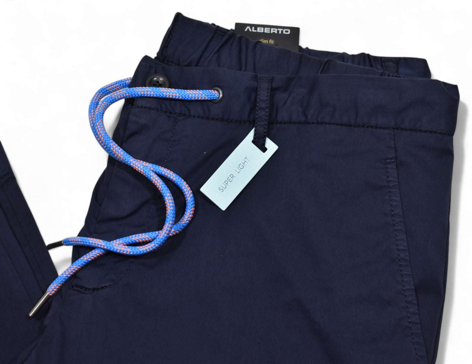 Alberto's refined casual pant strikes the perfect balance between functionality and elegance with its lightweight summer fabric.