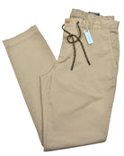 Alberto's refined casual pant strikes the perfect balance between functionality and elegance with its lightweight summer fabric.