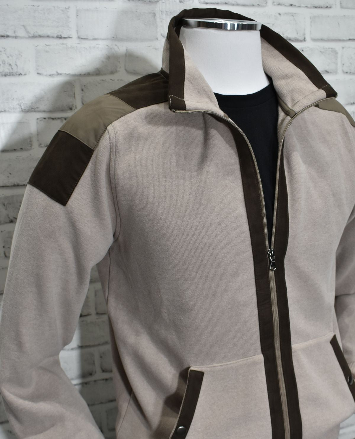 Unmistakably stylish, the Espana Leisure Jacket is crafted from a luxuriously comfortable poly cotton fabric, with a modern fit perfect for a slim to medium build. The jacket is finished off with classic pockets and chocolate and tan alcantara suede trim, for a sleek, sophisticated look. Cool comfort at its finest.