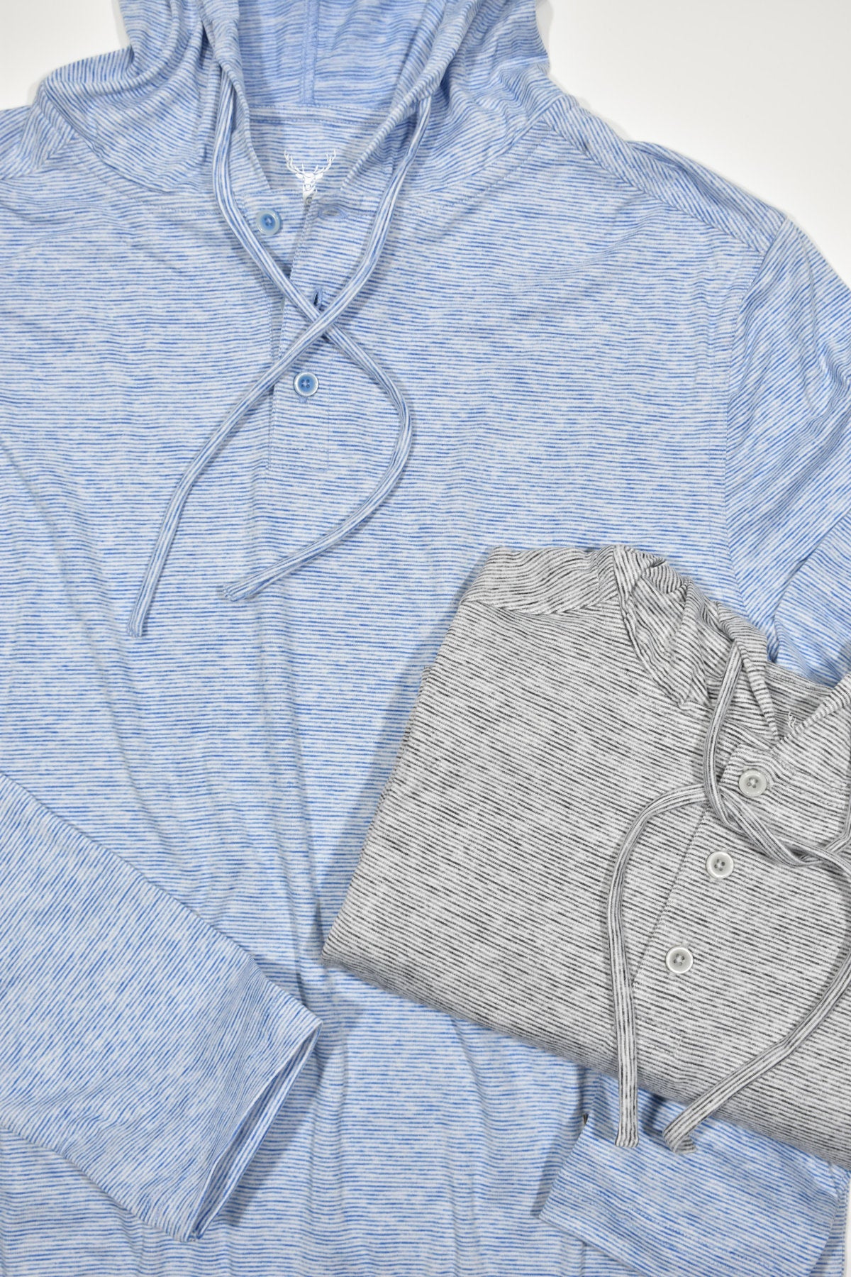 This classic fit feed stripe hoodie offers a contemporary style in a lightweight fabric with a soft, silky feel. The open sleeve and open bottom provide added mobility for all-day comfort. Available in gray or blue, it is the perfect hoodie for any occasion.  Classic fit.